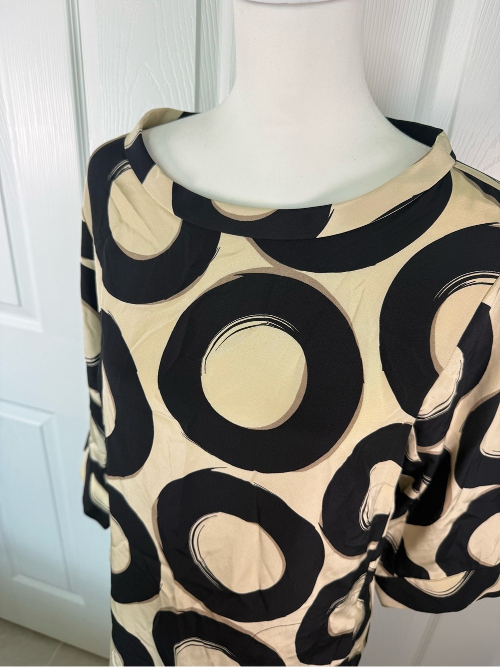 Alfani 100% Silk Geometric
Print Dress Women's Size 8 Tan
Black Boat Neck - Picture 3 of 9